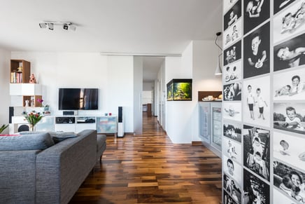 Moderní obývací pokoj s akváriem fotky a dřevěná podlaha